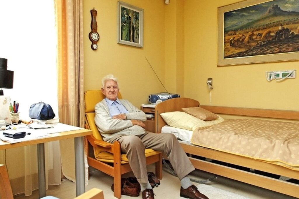 Nový trend: Penzisti prenajímajú byty a idú do domovov pre seniorov